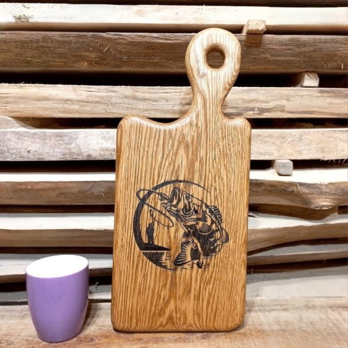 Deska do podawania serów, dębowa
po środku deska ma wypalony  wzór - rybę
deska do rączkę
wymiary deski 40x18,5cm