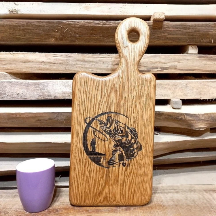 Deska do podawania serów, dębowa
po środku deska ma wypalony  wzór - rybę
deska do rączkę
wymiary deski 40x18,5cm