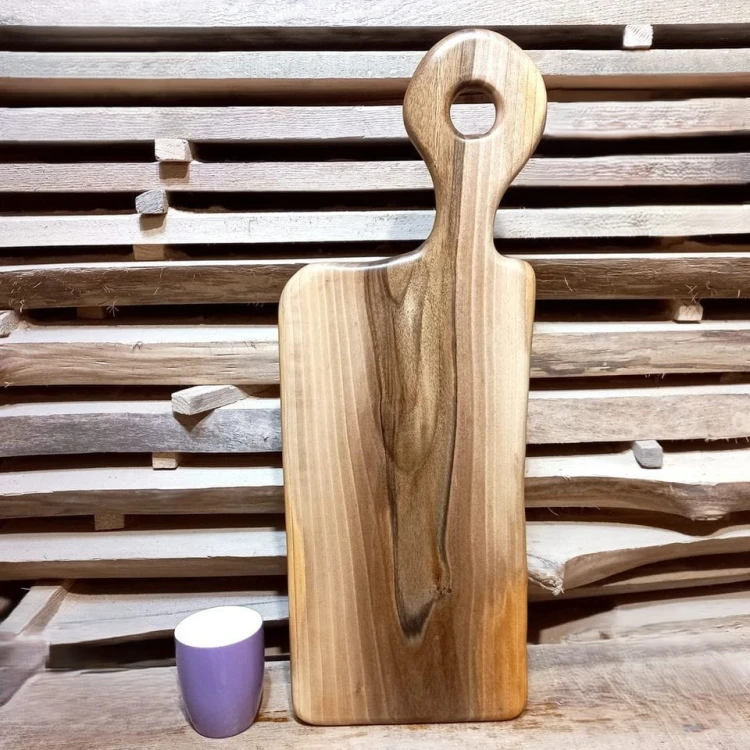 Deska drewniana do krojenia z orzecha włoskiego
deska posiada rączkę 
wymiary deski 30x61cm