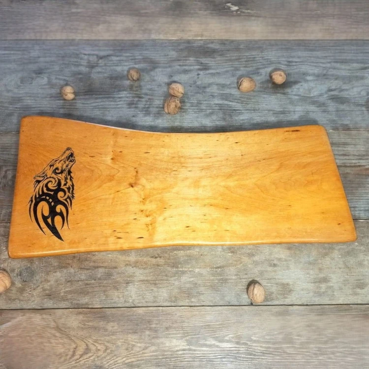 Deska do krojenia z wypalonym wzorem
po lewej stronie deska ma wypalony wzór trybal z wilkiem 
wymiary deski Wymiary 28 x 61 x 4,5 cm
