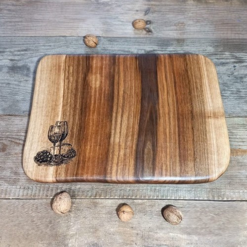Deska do krojenia, deska do podawania przekąsek
po lewej stronie deska ma wypalony  wzór - dwa kieliszki wina, winogrona i  ser
wymiary deski 30x43cm