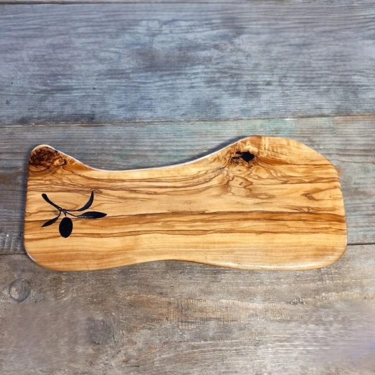 deska do krojenia i serwowania z orzecha włoskiego .   po lewej stronie deska posiada wypalony wzór - gałązkę oliwną Wymiary deski 17 x 39 cm