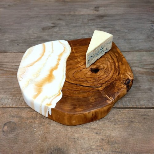 Plaster z drewna oliwnego do podawania serów
ręcznie robiony
z ozdobną żywicą
Wymiary 26x23cm