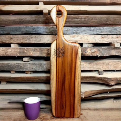 deska do krojenia 
wykonana z drewna tekowego, posiada rączkę 
ręcznie robiona 
wymiary 57x15cm