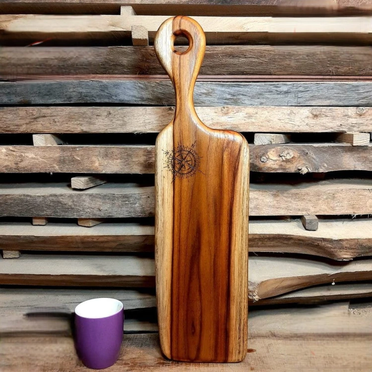 deska do krojenia 
wykonana z drewna tekowego, posiada rączkę 
ręcznie robiona 
wymiary 57x15cm