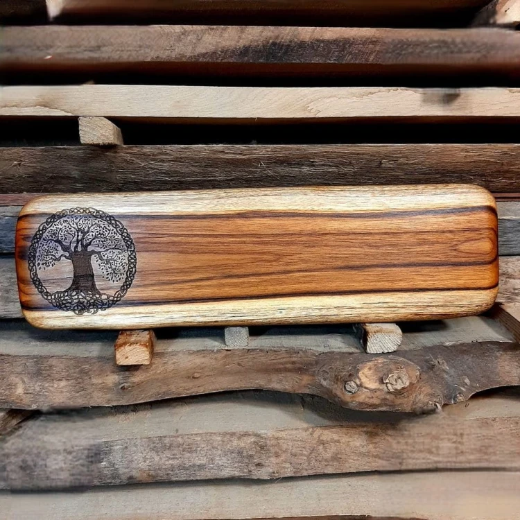 deska do krojenia i podawania serów  z drewna tekowego
z wypalonym celtyckim drzewem życia 
wymiary 13x47cm