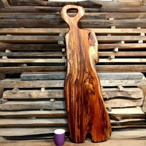 deska do krojenia i podawania przystawek deska o nieregularnym kształcie z rączką  wykonana z drewna tekowego wymiary 99x31cm