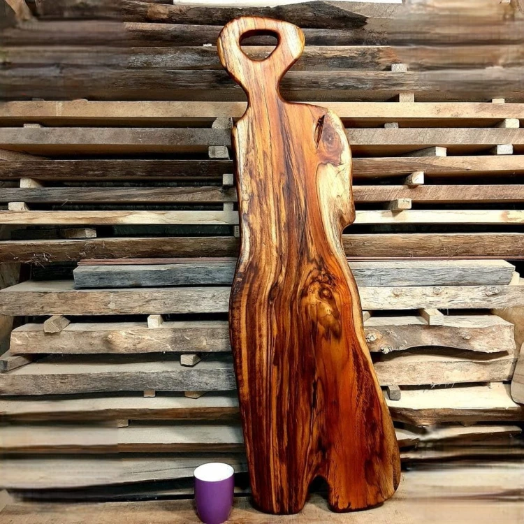 deska do krojenia i podawania przystawek deska o nieregularnym kształcie z rączką  wykonana z drewna tekowego wymiary 99x31cm