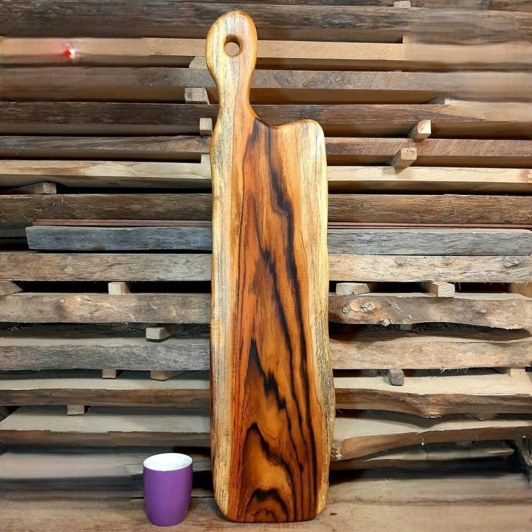 deska do krojenia i podawania serów deska o klasycznym kształcie z rączką  wykonana z drewna tekowego wymiary deski 83x20cm