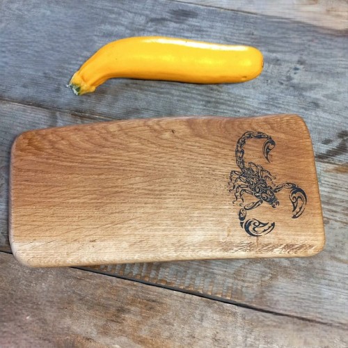 Dekowa deska do krojenia i podawania serów
po prawej stronie jest  wypalony wzór  - skorpion
wymiary 16x33cm
