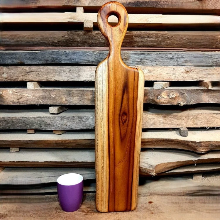 deska do krojenia i podawania serów 
wykonana z drewna tekowego 
posiada rączę 
wymiary 61x14cm