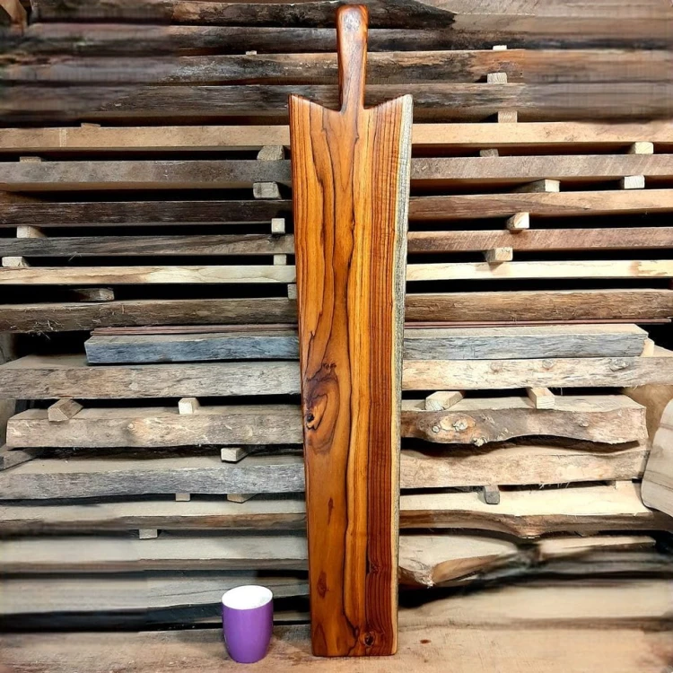 duża deska do krojenia i podawania serów ku dołowi lekko się zwęża, posiada rączkę  wykonana z drewna tekowego wymiary 98x18cm