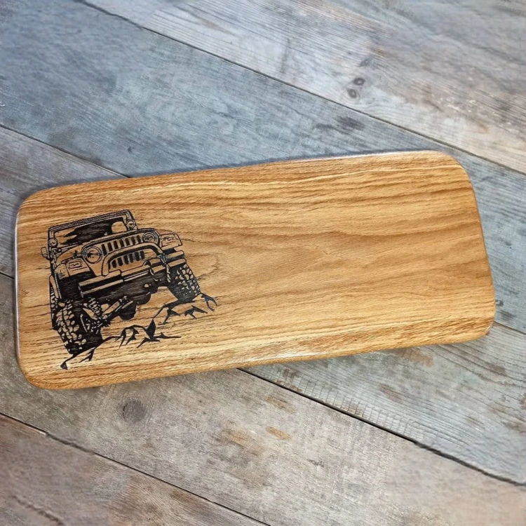 deska dębowa do krojenia i serwowania 
po lewej stronie do ozdoby jest wypalony Jepp
wymiary 27x61cm