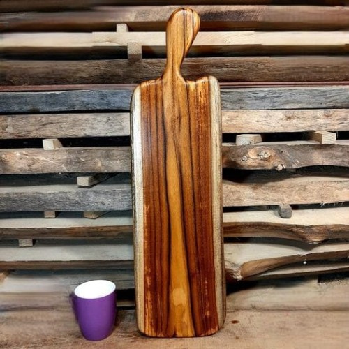 deska do krojenia i podawania serów deska o klasycznym kształcie z rączką  wykonana z drewna tekowego wymiary 62x18cm