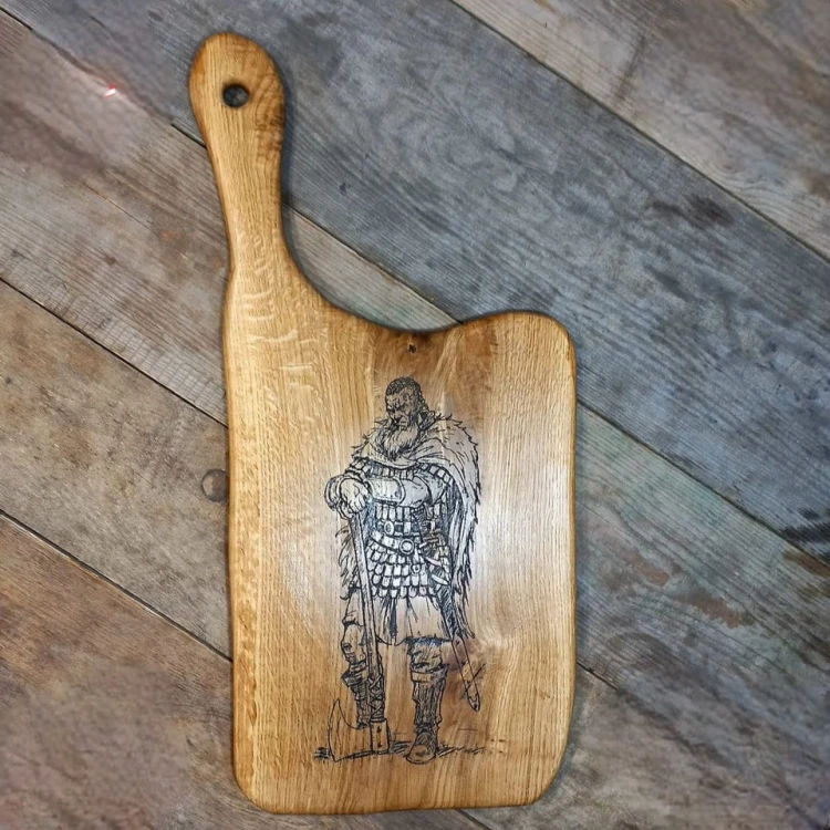 drewniana deska do podawania serów wykonana z drewna dębowego w centralnej części deski jest wypalony wiking, deska posiada rączkę  wymiary deski 64x29