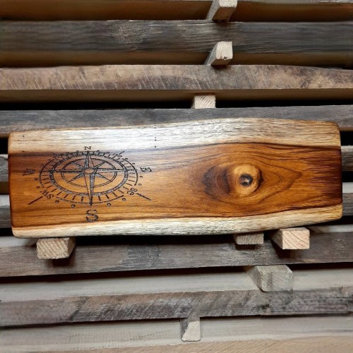 deska do krojenia i podawania serów
po lewej stronie deski jest wypalona róża wiatrów
materiał - drewno tekowe
wymiary 13x37cm