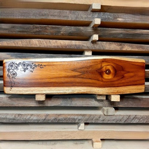 deska do krojenia i podania serów 
po lewej stronie deski do ozdoby są wypalone kwiaty
materiał - drewno tekowe 
wymiary deski  14x50cm