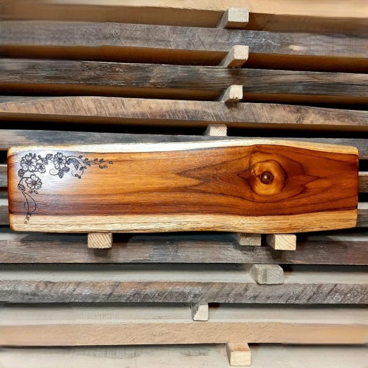 deska do krojenia i podania serów 
po lewej stronie deski do ozdoby są wypalone kwiaty
materiał - drewno tekowe 
wymiary deski  14x50cm