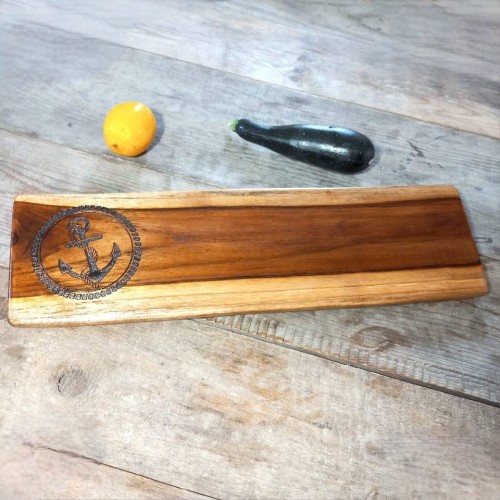 deska do krojenia i podawania serów 
po lewej stronie dla ozdoby jest wypalona kotwica 
deska jest wykonana z drewna tekowego 
wymiary 14x50cm