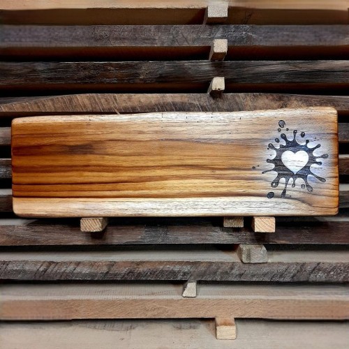 deska do krojenia i serwowania
po prawej stronie jest wypalone ozdobne serce
deska jest wykonana z drewna tekowego
wymiary deski 16c50cm