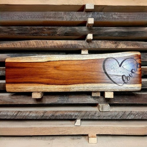 deska do krojenia i serwowania 
dla ozdoby po prawej stronie ma wypalone serce z napisem LOVE
deska wykonana  z drewna tekowego 
wymiary 14x50cm