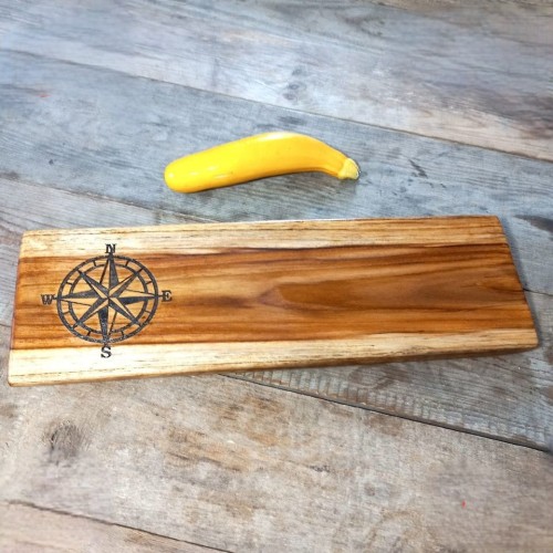 deska do krojenia z drewna tekowego
po lewej stronie dla ozdoby jest wypalona róża wiatrów
wymiary deski 16x53cm