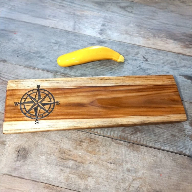 deska do krojenia z drewna tekowego
po lewej stronie dla ozdoby jest wypalona róża wiatrów
wymiary deski 16x53cm