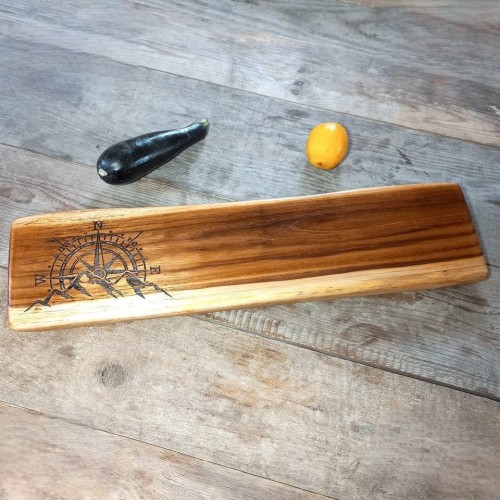 deska do krojenia i serwowania
na desce dla ozdoby są wypalone góry i róża wiatrów
wymiary deski 14x60cm