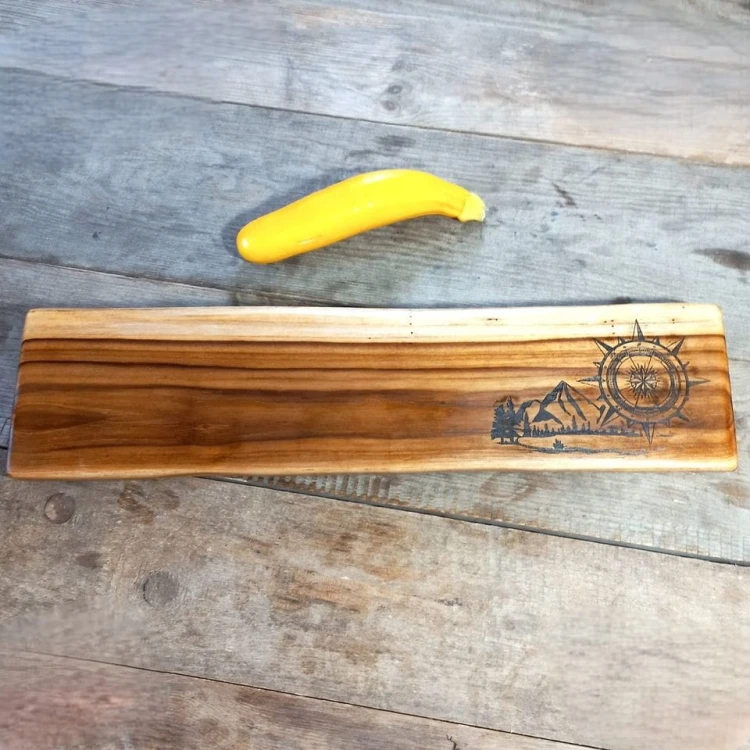drewniana deska do krojenia i podawania przystawek
do ozdoby jest wypalony wzór - góry i róża wiatrów
wymiary deski 15x60cm