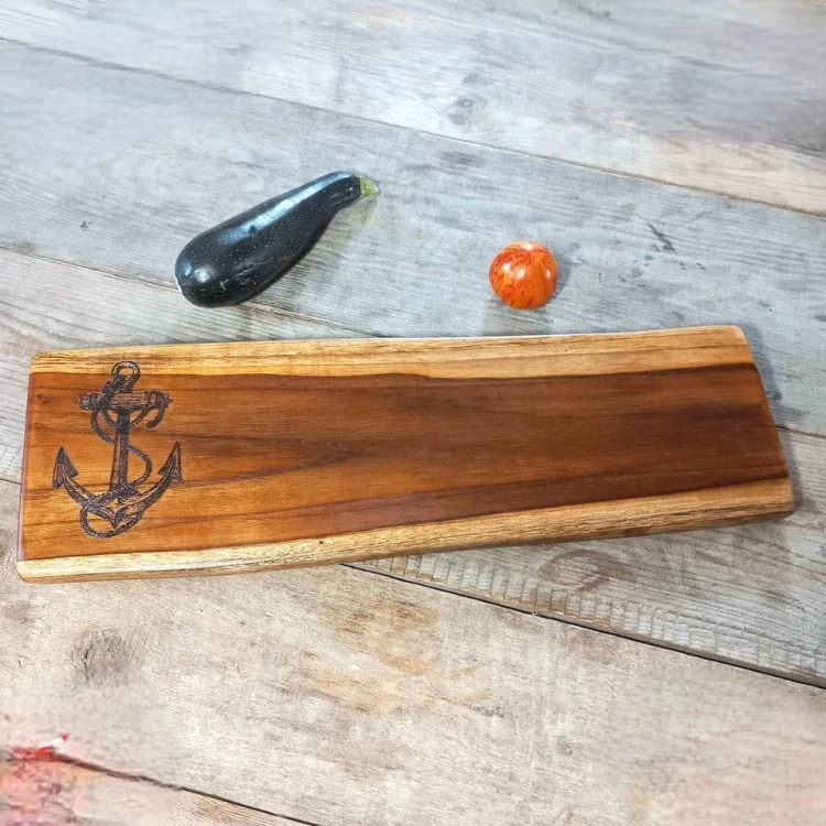 deska do krojenia i podawania przystawek
do ozdoby po lewej stronie jest wypalony wzór - Kotwica
wymiary deski 15x55cm