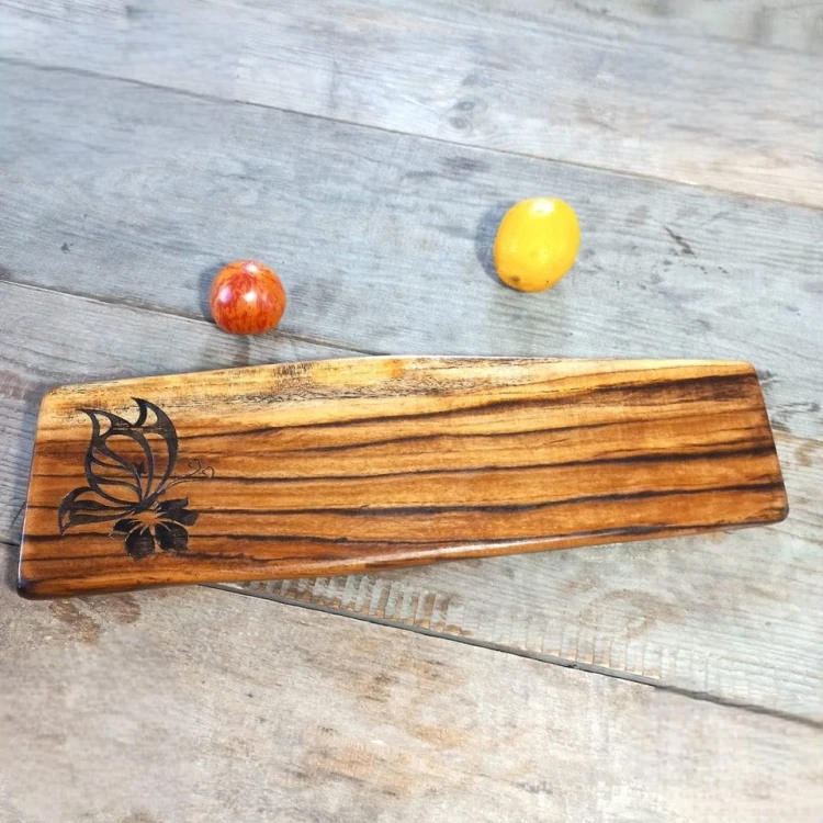 deska do krojenia i podawania przystawek do ozdoby po lewej stronie jest wypalony wzór - Motyl wymiary deski 13x45cm
