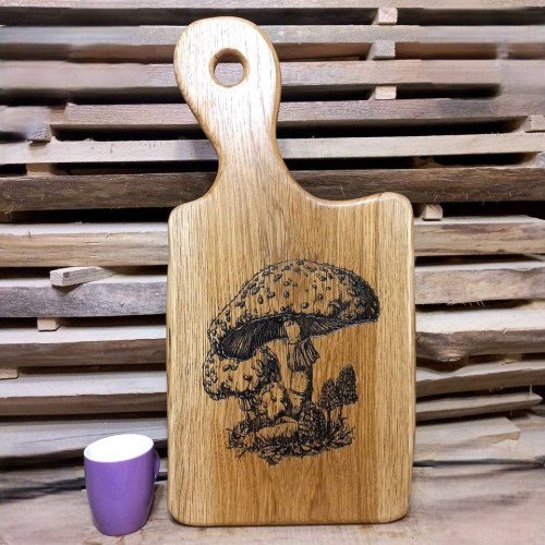 Najlepsza deska do serwowania - dębowa
Deska do podawania serów
deska drewniana dębowa do przystawek
na środku są wypalone ozdobne muchomory