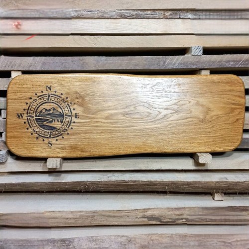 deska dębowa do krojenia i serwowania 
po lewej stronie do ozdoby jest wypalona róża wiatrów i góry 
Deska do podawania serów
deska do serwowania 
deska drewniana dębowa do przystawek
wymiary 27x61cm