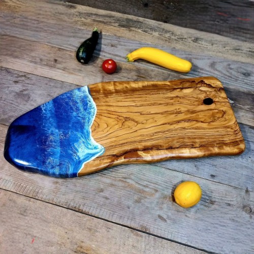 Deska drewniana do podawania serów,
wykonana z drewna oliwnego
deska posiada ozdobną żywicę imitującą morskie fale 
wymiary plastra 30x71cm