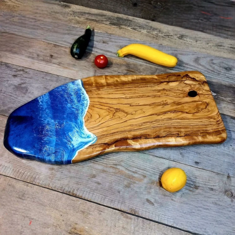 Deska drewniana do podawania serów,
wykonana z drewna oliwnego
deska posiada ozdobną żywicę imitującą morskie fale 
wymiary plastra 30x71cm