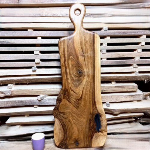 Deska do serwowania z orzecha włoskiego
deska posiada rączkę z otworem
wymiary deski 89x34cm