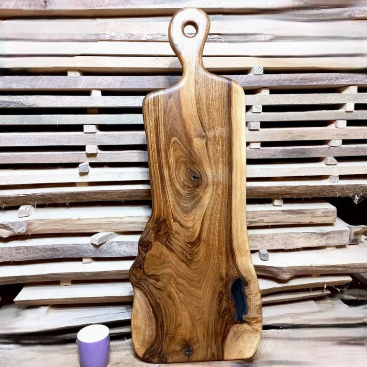 Deska do serwowania z orzecha włoskiego
deska posiada rączkę z otworem
wymiary deski 89x34cm