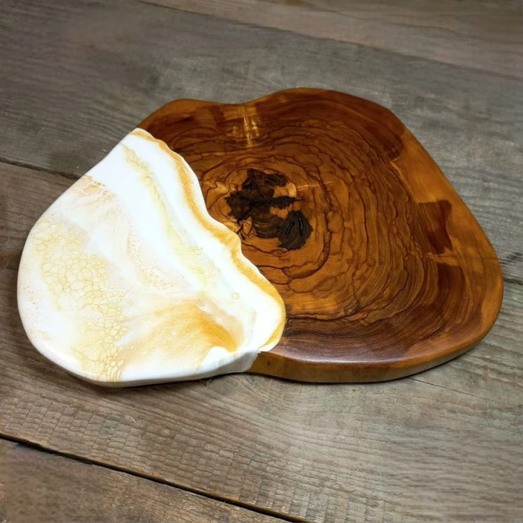 Plaster z drewna oliwnego do podawania serów
ręcznie robiony
z ozdobną żywicą 
Wymiary 29x23cm