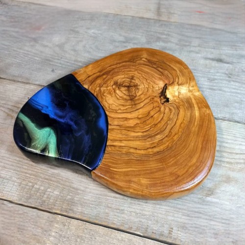 Plaster z drewna oliwnego do podawania serów
ręcznie robiony
z ozdobną żywicą
Wymiary 27x25cm