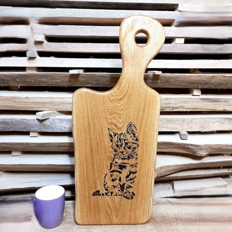 deska dębowa do krojenia i serwowania 
posiada rączkę 
na środku jest wypalony ozdobny kot
wymiary deski 59x24cm