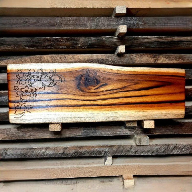 deska do krojenia, podawania przystawek
do ozdoby po lewej stronie jest wypalony wzór - KWIATY
wymiary deski 17x50cm