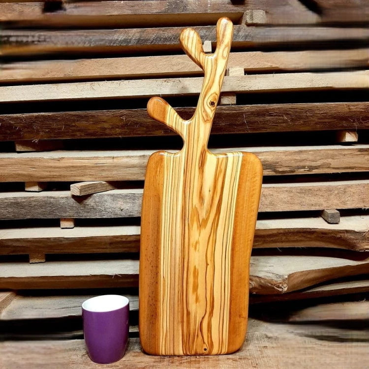 Deska do krojenia i serwowania z drewna oliwnego. z  rączka która imituje poroże, wymiary deski 23x43