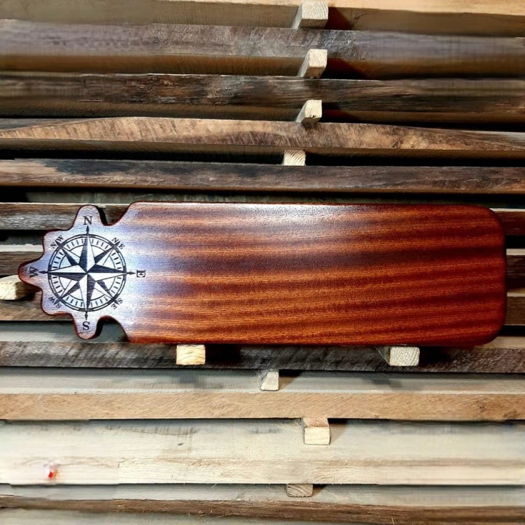 Deska do krojenia i serwowania, mahoniowa
po lewej stronie deski jest wypalona różą wiatrów 
wymiary deski 16x54cm