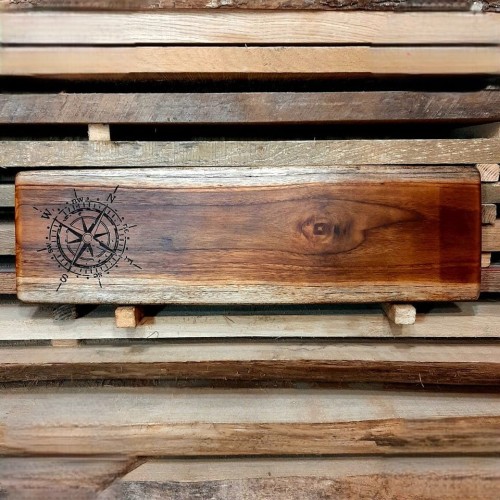 deska do krojenia, podawania przystawek
do ozdoby po lewej stronie jest wypalony wzór - Róża wiatrów
wymiary deski 16x65cm