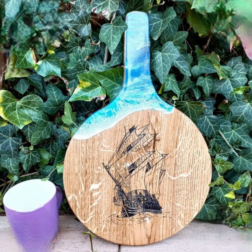 Deska do podawania serów,  dębowa, z żywicą imitującą falę morską,  wypalony na stałe wzór - żaglowiec
deska ma rączkę 
wymiary 37x24cm