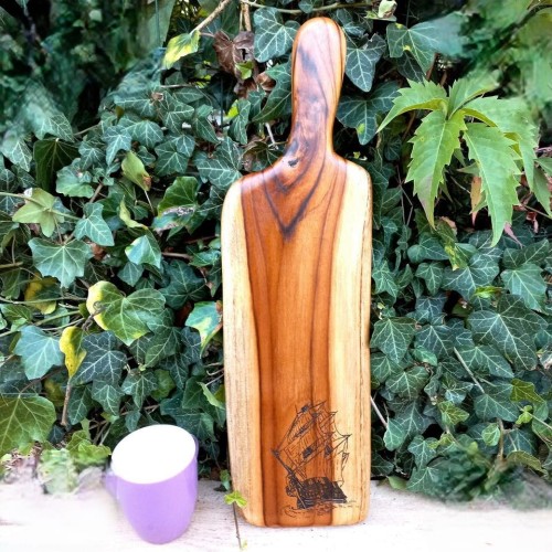 deska do podawania przystawek
do ozdoby na dole deski jest wypalony wzór - Żaglowiec
wymiary deski 49x14cm