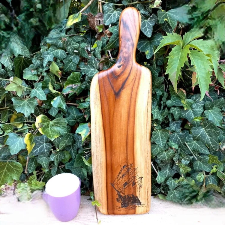 deska do podawania przystawek
do ozdoby na dole deski jest wypalony wzór - Żaglowiec
wymiary deski 49x14cm