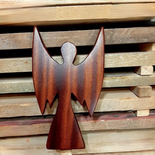 Anioł z drewna, ręcznie robiony 
gatunek  - mahoń 
wysokość - 26cm