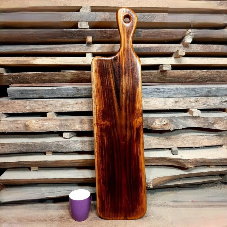 deska do krojenia, podawania przystawek - tekowa
deska ma rączkę z otworem
wymiary deski 77x18cm