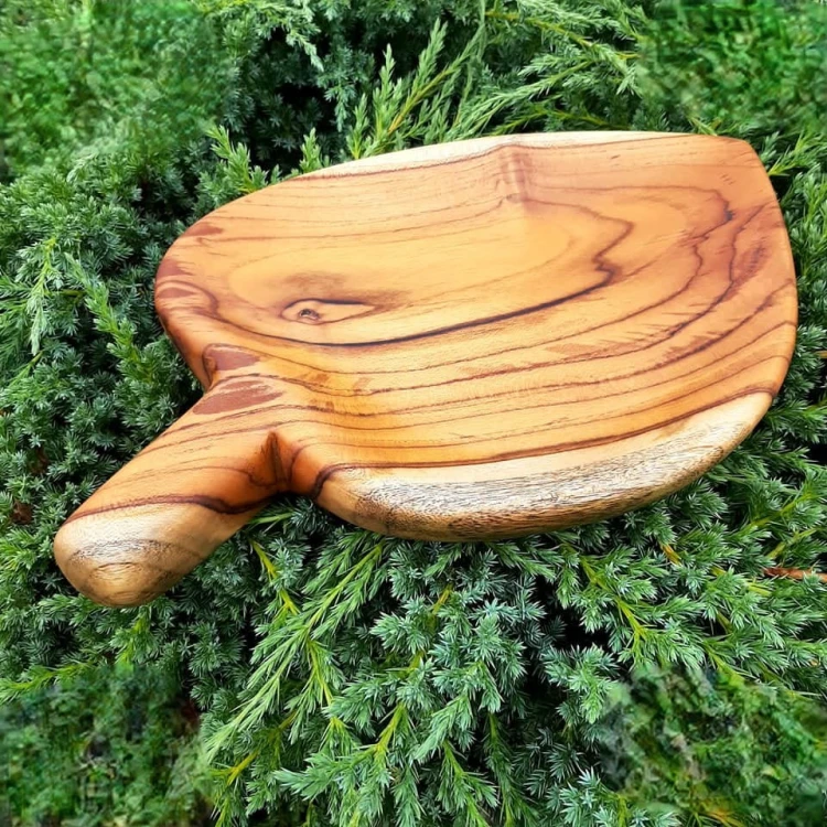 patera z drewna egzotycznego - tekowa 
na owoce ale sama z siebie też będzie ozdobą salonu
kształt liścia 
wymiary 39x27x5cm